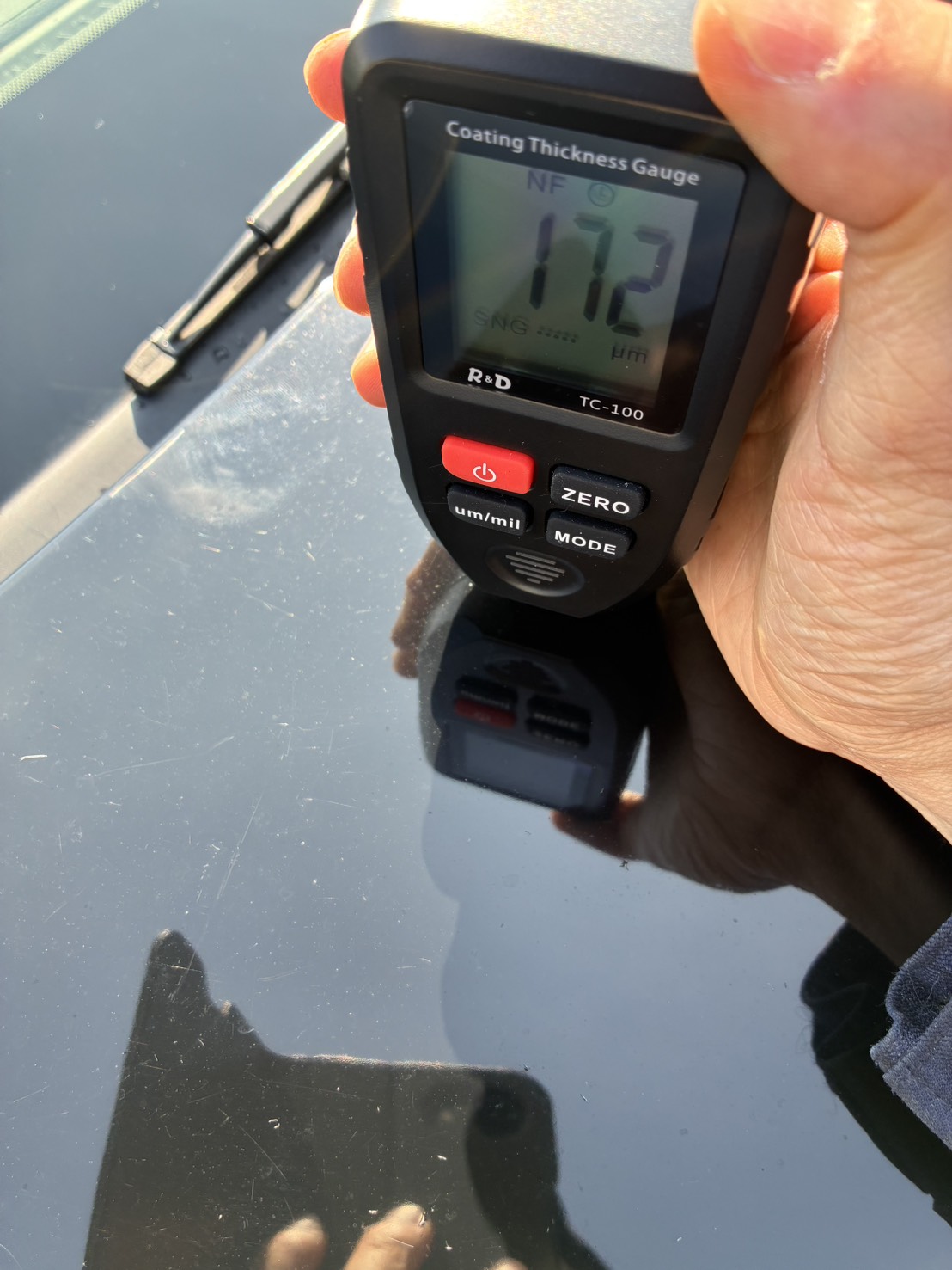 『お客様の車を研磨する前のヒヤリング！ 20年越えの大切なお車なので膜圧をしっかり測って後日研磨していきます✨』